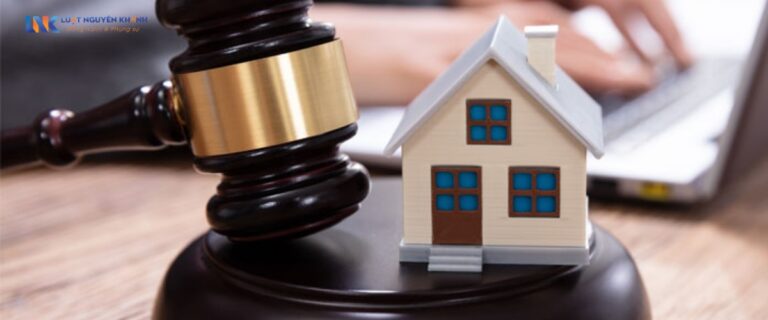 Đã công chứng mua bán nhưng chủ đất không giao sổ xử lý như thế nào?