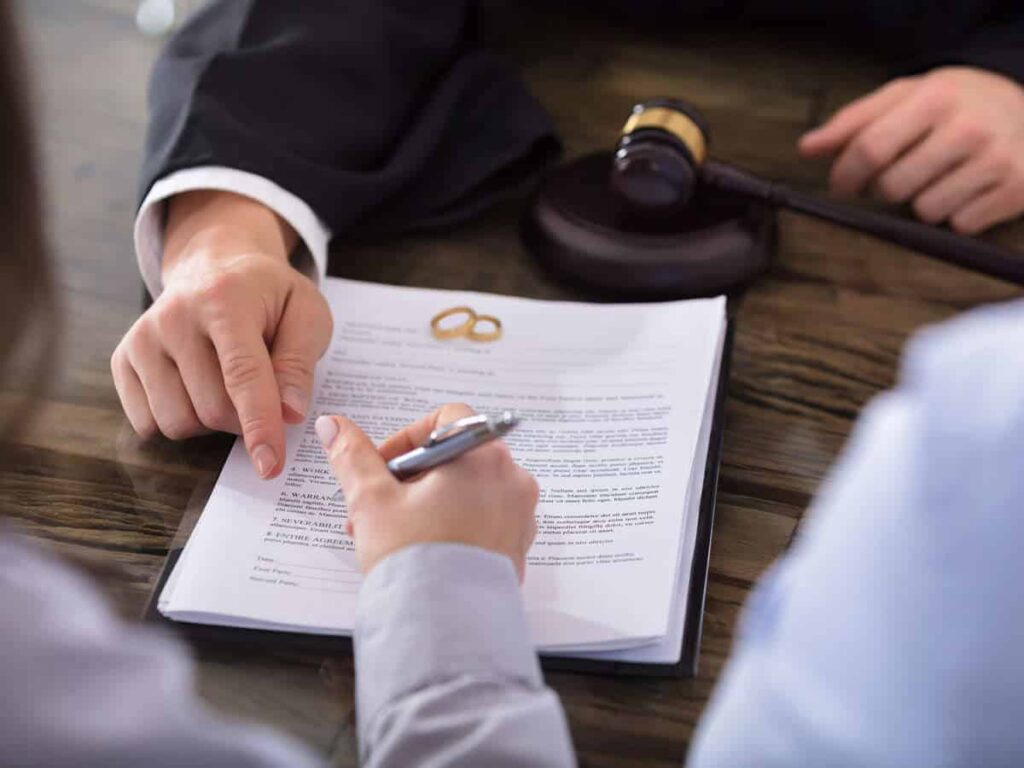Thuê luật sư ly hôn hết bao nhiêu tiền